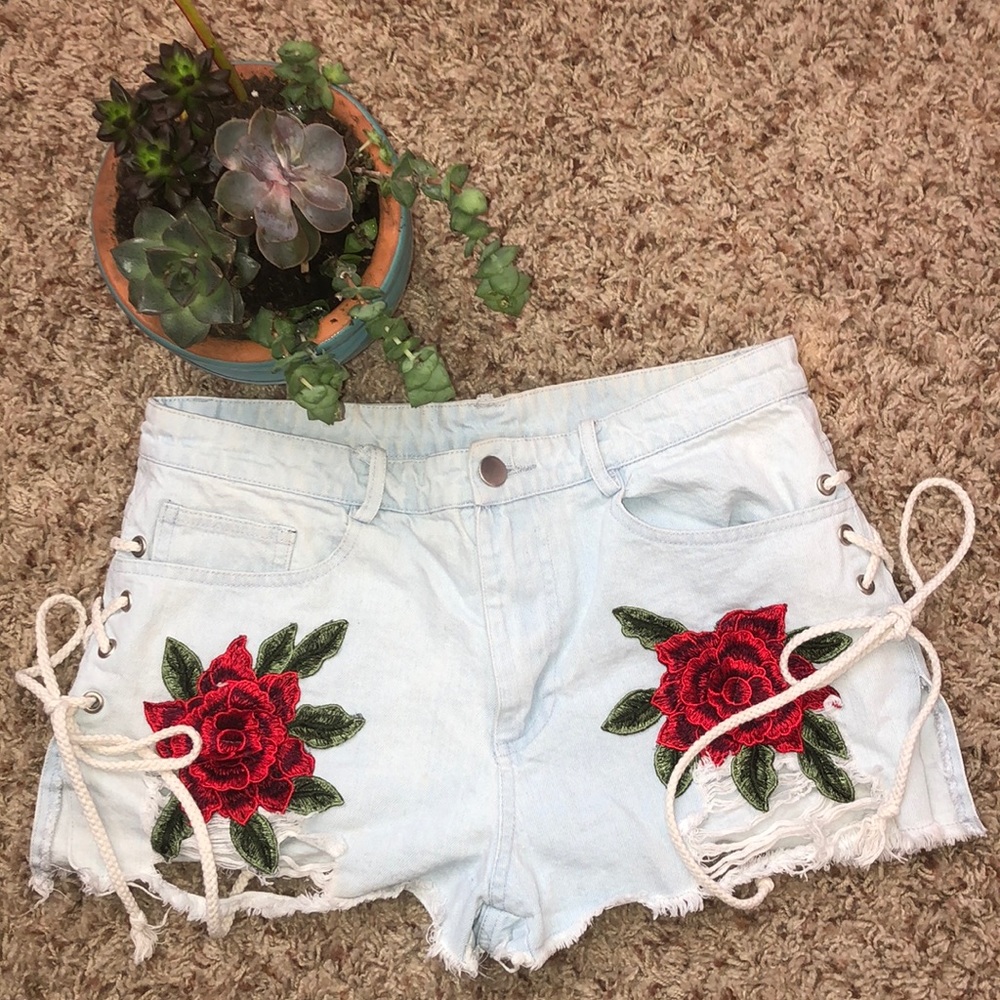 Light blue jeans with roses❤️